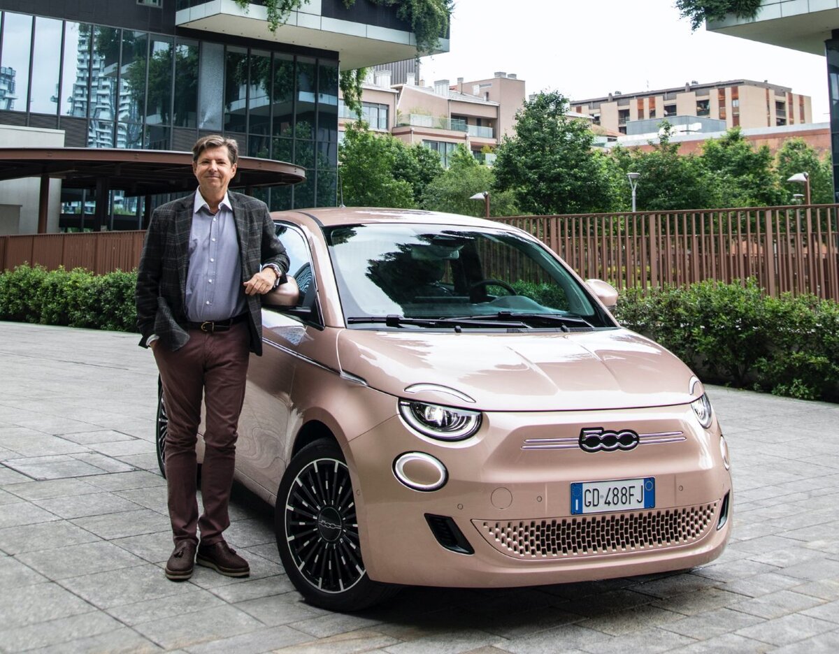 Оливье Франсуа, генеральный директор Fiat, с электрическим New 500