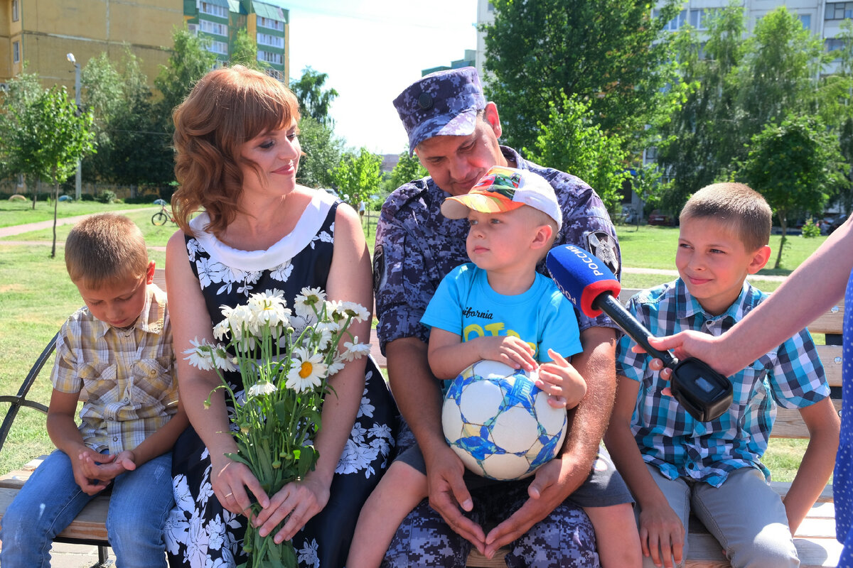 Накануне Дня семьи, любви и верности командир отделения взвода городского отдела вневедомственной охраны Росгвардии прапорщик полиции Александр Белогуров поделился секретом крепкой и дружной семьи. ✅Семья Белогуровых в этом году отмечает десятую годовщину свадьбы. История любви Ольги и Александра началась со случайной встречи в кругу общих друзей. Доброта, искренность и отзывчивость Ольги покорили сердце правоохранителя. На первое же свидание Александр пришел с букетом полевых ромашек, которые сейчас являются символом праздника. В этом же году пара обручилась.
✅Сейчас семья воспитывает троих сыновей: 9-летнего Михаила, 7-летнего Романа и Никиту, которому недавно исполнилось 3 года.
Старший сын увлекается картингом, Роман, как и папа, занимается спортом. Недавно он сдал нормы ГТО и получил свой первый золотой значок. Самый младший Никита любит играть в мяч со старшими братьями. Ребята стремятся быть похожими на главу семейства - мечтают стать настоящими мужчинами и пойти по его стопам.
✅Ольга работает главным бухгалтером в одной из курских школ. Несмотря на частую занятость, она успевает уделять время детям и прививает сыновьям нежность, заботу и ласку. По ее мнению именно эти качества помогут им в будущем создать крепкие и дружные семьи.
✅В свободное время Белогуровы выезжают на природу для совместного отдыха, где Александр учит сыновей ловить рыбу, разводить костер и разбивать палатку.
«Смыслом жизни настоящего мужчины должна быть его семья – любимая жена и счастливые дети, которые воспитываются в теплой, доброжелательной атмосфере», - подытожил прапорщик полиции Александр Белогуров.