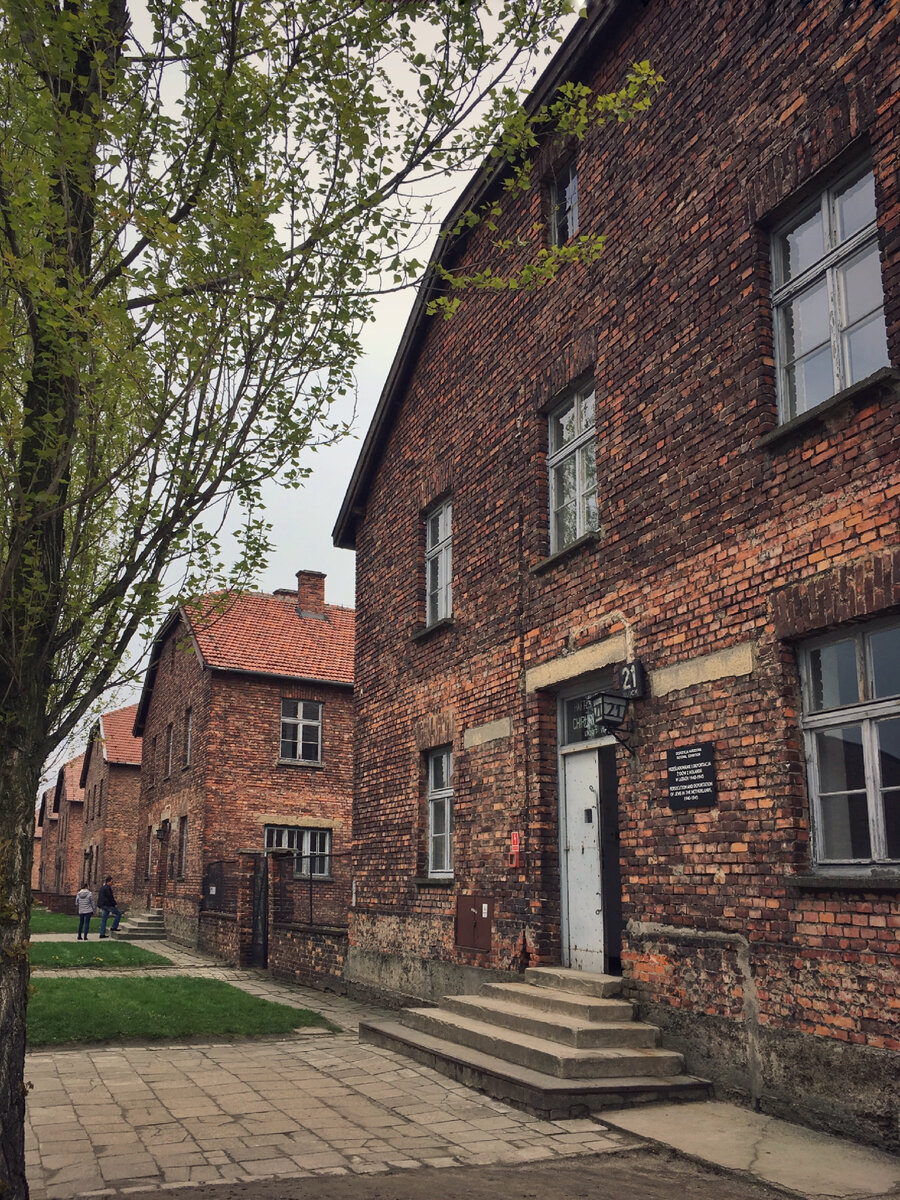 Acesta este probabil cel mai faimos lagăr al morții din Auschwitz-Birkenau, al cărui nume sună mai des ca Auschwitz - după numele original polonez al orașului în apropierea căruia se afla lagărul.-19