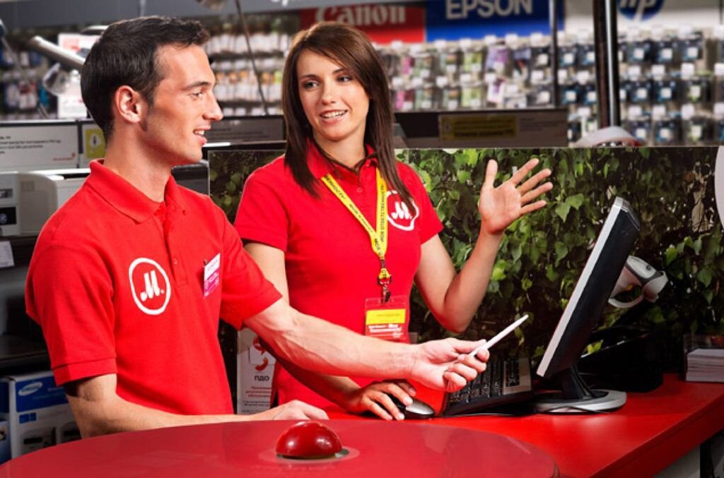 продавец в магазине техники. сотрудники магазина бытовой техники. продавец бытовой техники. продавец бытовой техники. продавец консультант эльдорадо.