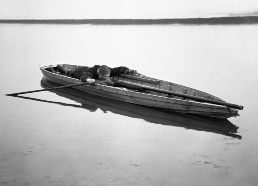 Уточница в плоскодонной лодке, 1910