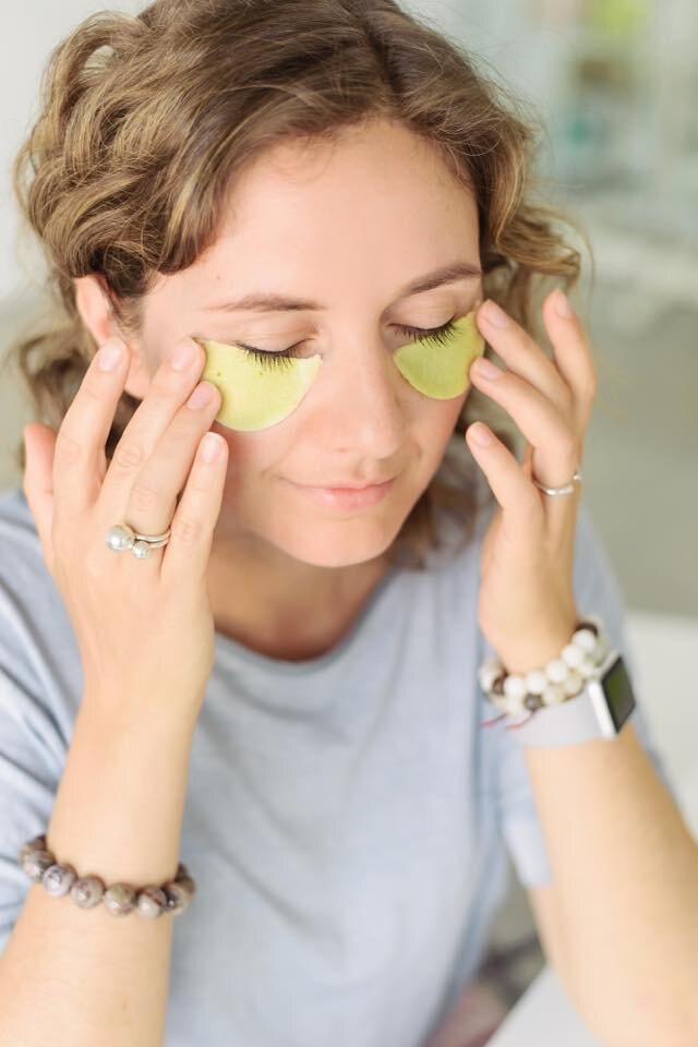 Наталья Дичковская наносит свежеприготовленные патчи под глаза