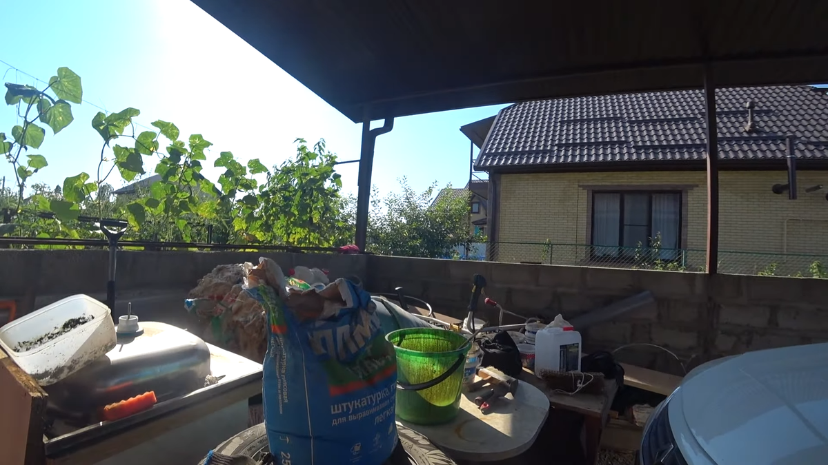 вот эти стенки хотим закрыть. Зимой тоже хорошо будет. Дождь не будет попадать