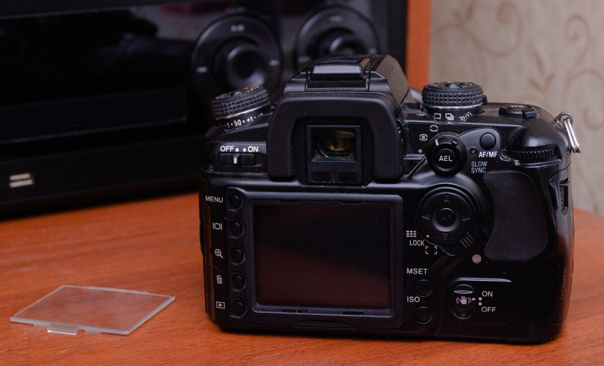 Konica Minolta Dynax 7D сзади