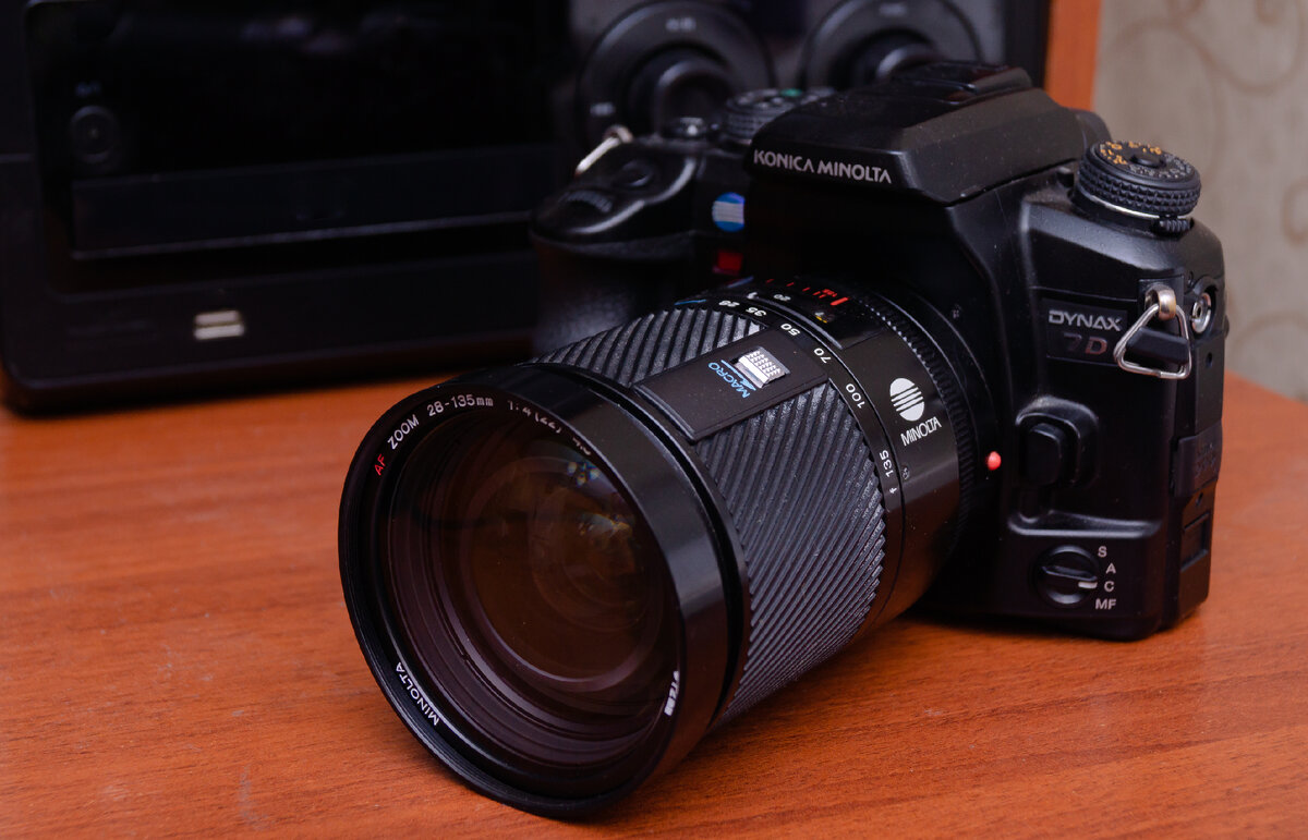 Konica Minolta Dynax 7D с Minolta AF ZOOM 28-135 1:4(22)-4.5 