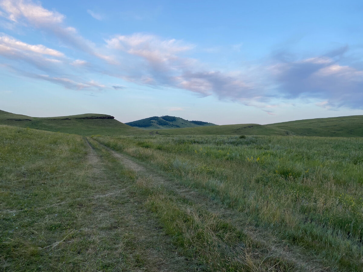 Вид слева от нас.