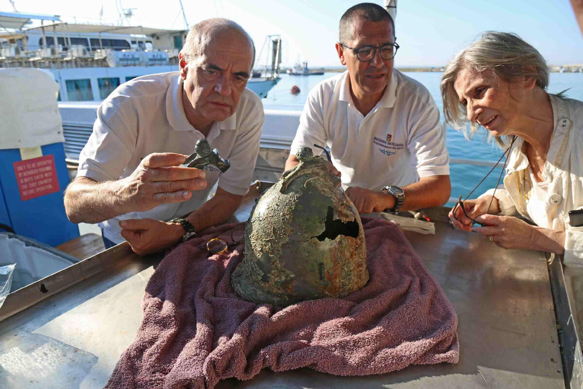 Поднятый со дна бронзовый шлем. Источник фото: https://www.blogsicilia.it/trapani/il-mare-delle-egadi-restituisce-tesori-inestimabili-recuperati-preziosi-reperti-foto/492610/2/