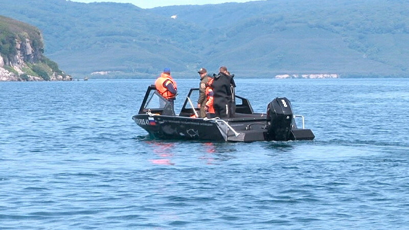 НА МЕСТЕ КРУШЕНИЯ ВЕРТОЛЁТА МИ-8 АВИАКОМПАНИИ "ВИТЯЗЬ-АЭРО" ПРОВОДИТСЯ ПОИСКОВО-СПАСАТЕЛЬНАЯ ОПЕРАЦИЯ. ФОТО: RUSSIAN EMERGENCIES MINISTRY/ GLOBALLOOKPRESS 