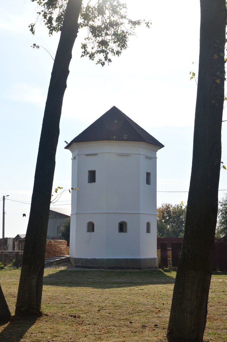 Одна из башень уже отреконструирована