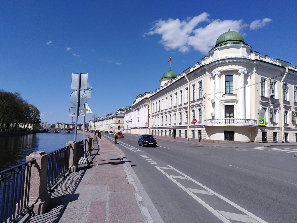 Исток Фонтанки. Впереди виднеется Прачечный мост. Справа - бывшее училище правоведения, напротив которого (на противоположном берегу Фонтанки) расположен Летний сад. Фотография автора