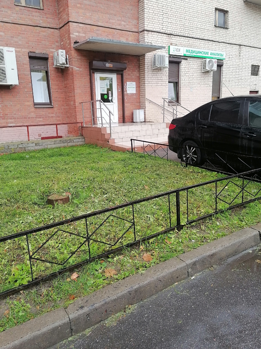 Хеликс Тамбасовский, вход со двора. Находится на пересечении Ветеранов и Добровольцев. 