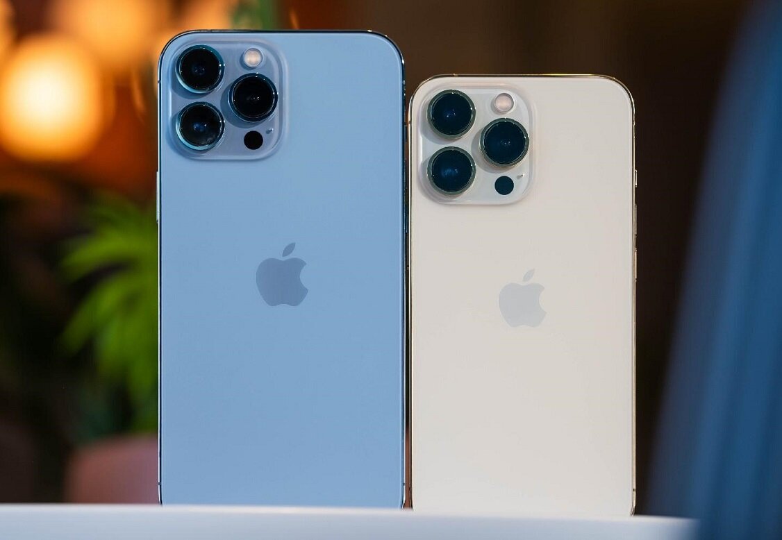 Айфон 13 небесно-голубого цвета - самая популярная модель сегодня. Источник https://www.superplanshet.ru/images/iPhone_13_25Z.jpg