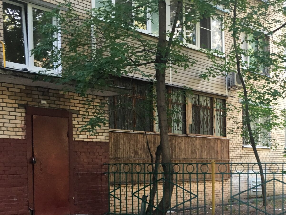 Вот таким аккуратным, уютным и милым на вид может быть балкон-погреб. Фото сделано автором поста в Москве 