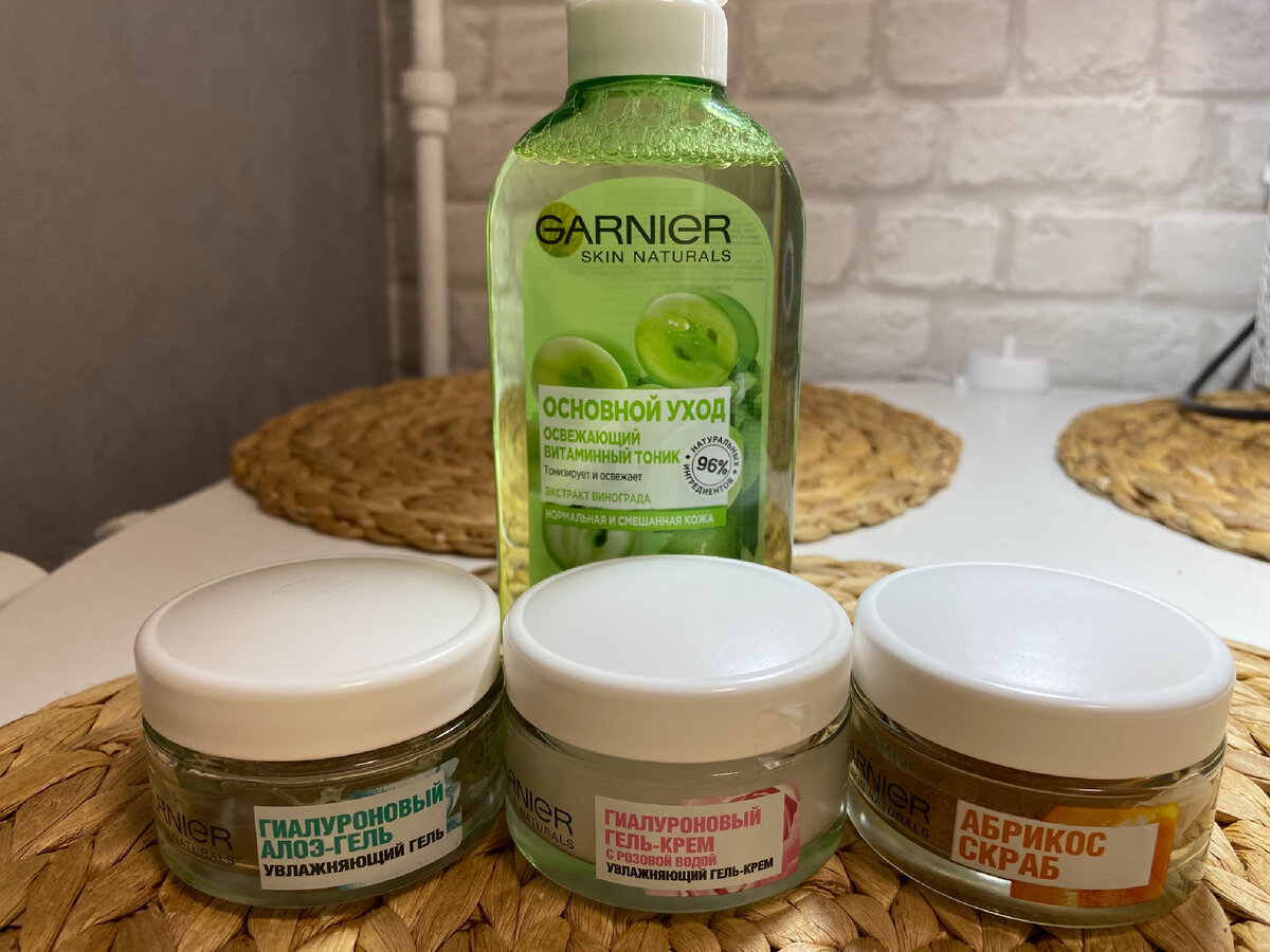 Косметические средства этой фирмы укоренились в моей косметичке. Я ежедневно применяю их для ухода за кожей своего лица и рекомендую своим подругам