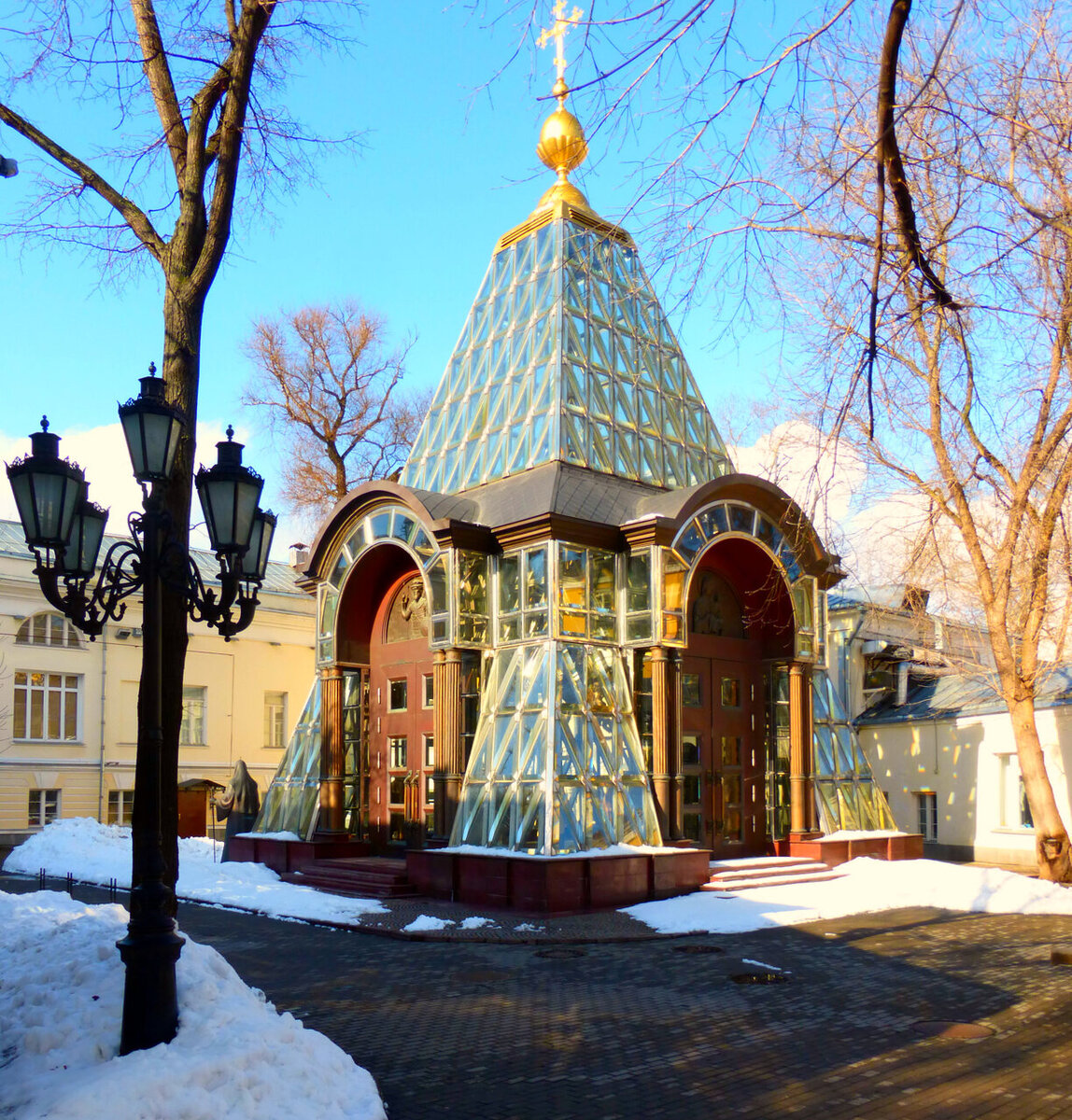 Храм александры в москве. Александро Невская часовня Москва. Хрустальная часовня в Москве. Хрустальная часовня на Гоголевском бульваре. Храм часовня Александра Невского в Москве.