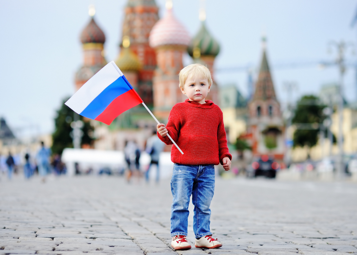 Фактор дети россия. Красная площадь для детей. Мальчик на красной площади. Мальчик с флагом. Флаг для детей.