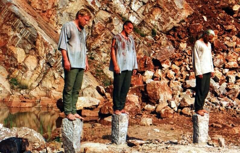 Кадр из сериала «Ведьмак». Молодых ведьмаков наказали за драку, а Геральта - потому что неправильно сражается и вообще не такой как все. 