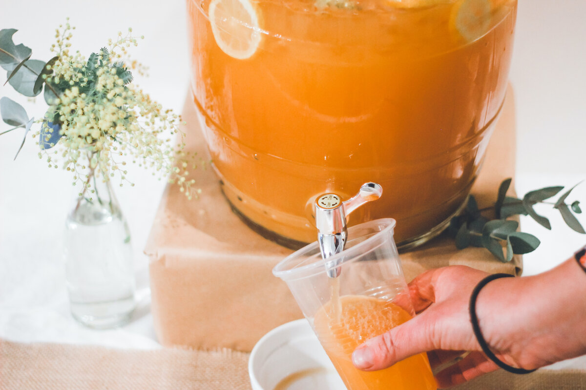 Горячий чай в жаркую погоду. Juice Dispenser.