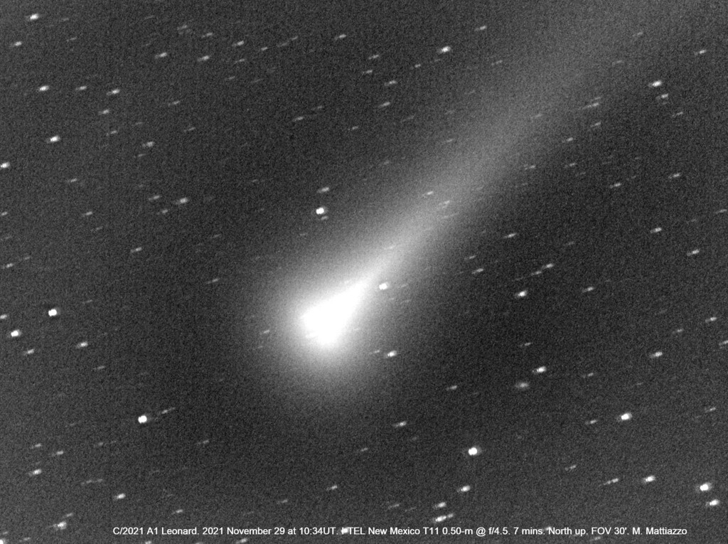 Кома кометы Леонарда приобрела форму Молота, что может говорить о начавшемся распаде ядра