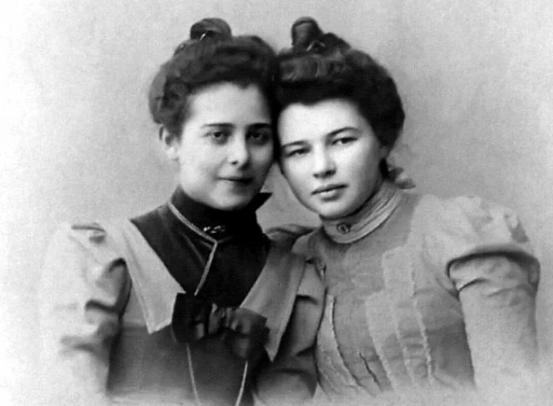 Люба Менделеева (справа) с подругой-курсисткой. 