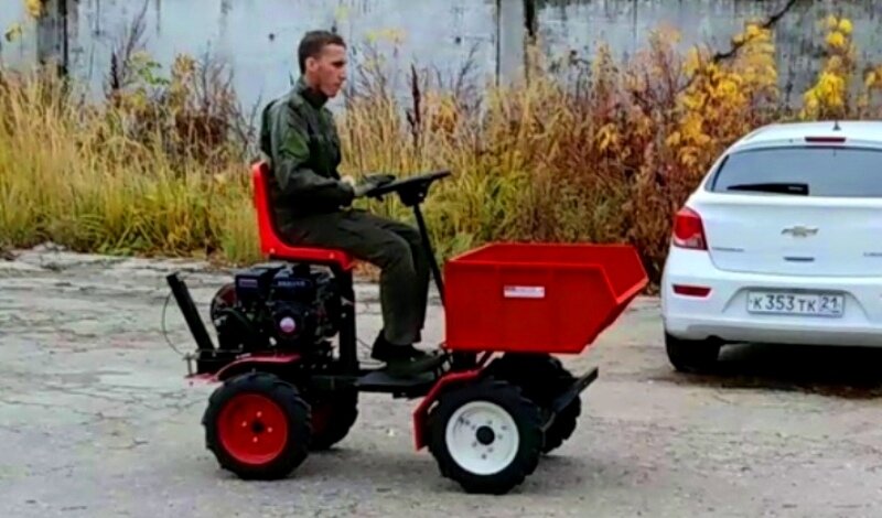 Мото-трактор на базе мотоблока конструктивно похож на знаменитый "шассик" (тракторное самоходное шасси) Т-16
