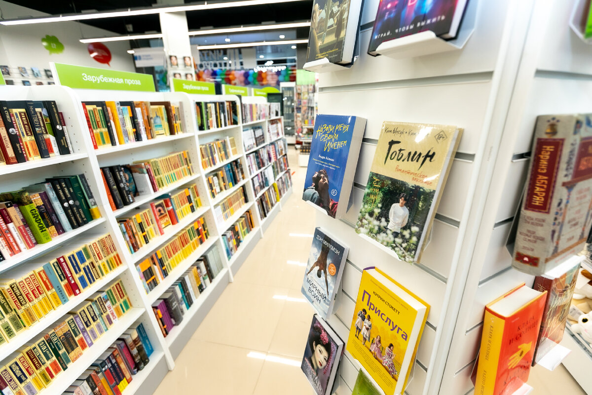 Фото с открытия моего магазина – ужасное 😄 Все книги ещё разбросаны по полкам вне серий и алфавита – брр..