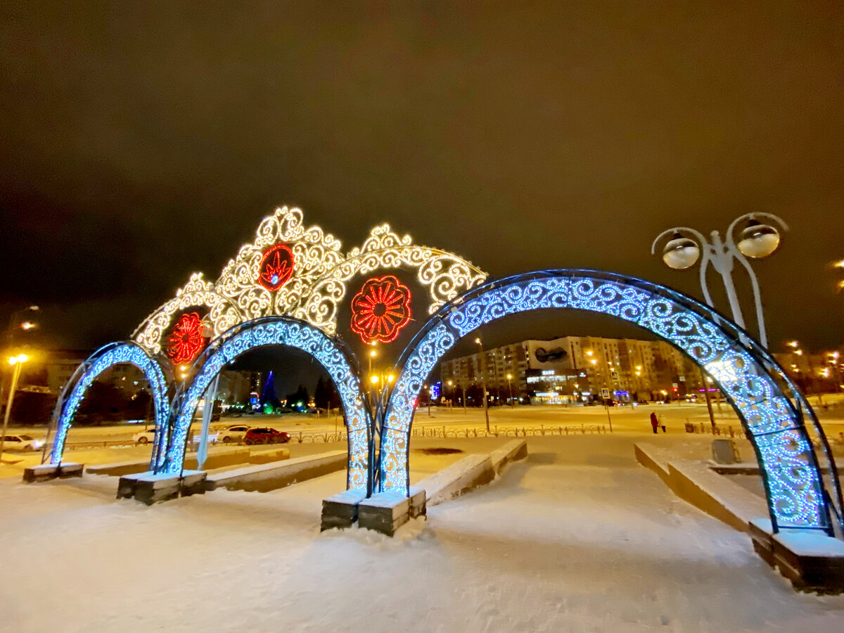 Каждый год здесь ставят расписные ворота