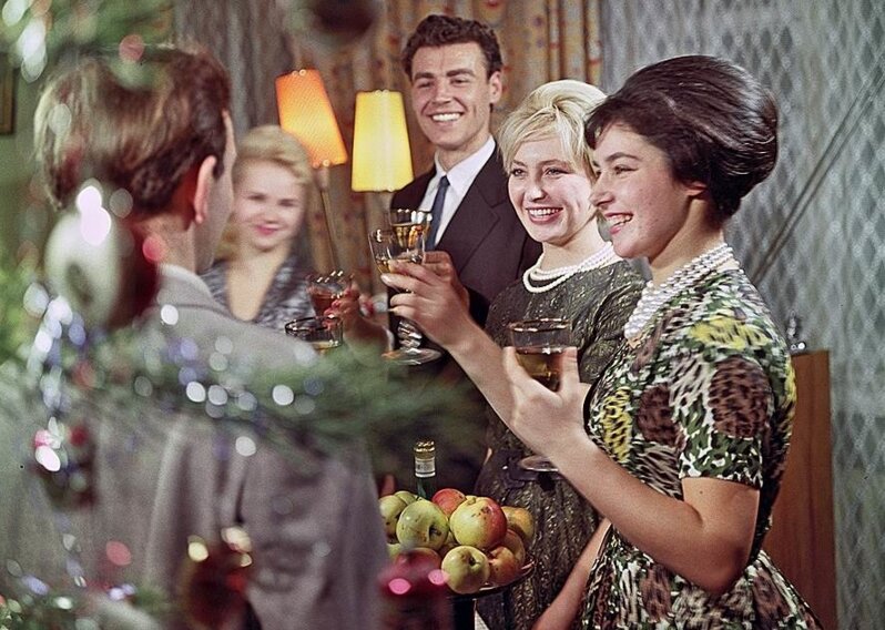 Встреча Нового года, СССР, 1961 год. Автор фото - Н. Козловский. Источник фото: soviet-postcards.com