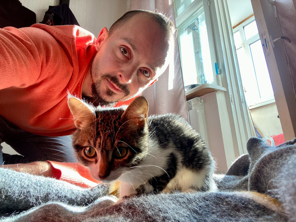 Мы с Симбой греемся на солнышке