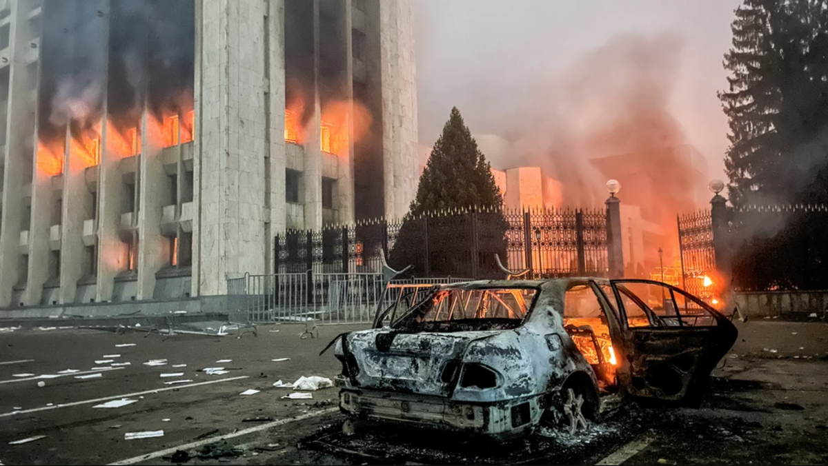 СГОРЕВШИЙ АВТОМОБИЛЬ У ЗДАНИЯ МЭРИИ АЛМАТЫ В СРЕДУ. ФОТО: ВАЛЕРИЙ ШАРИФУЛИН\ ЧЕРЕЗ GETTY IMAGES 