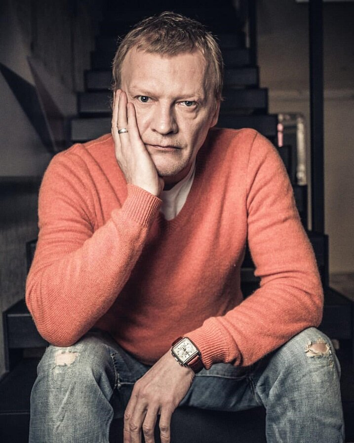 А Алексей Серебряков, отринув Россию и наш неудобный для него народ, после нескольких лет неудач в Канаде и США, нашёл в себе силы -- вернулся. Значит, и у нас есть демократия. Но Гордей в это не верит.