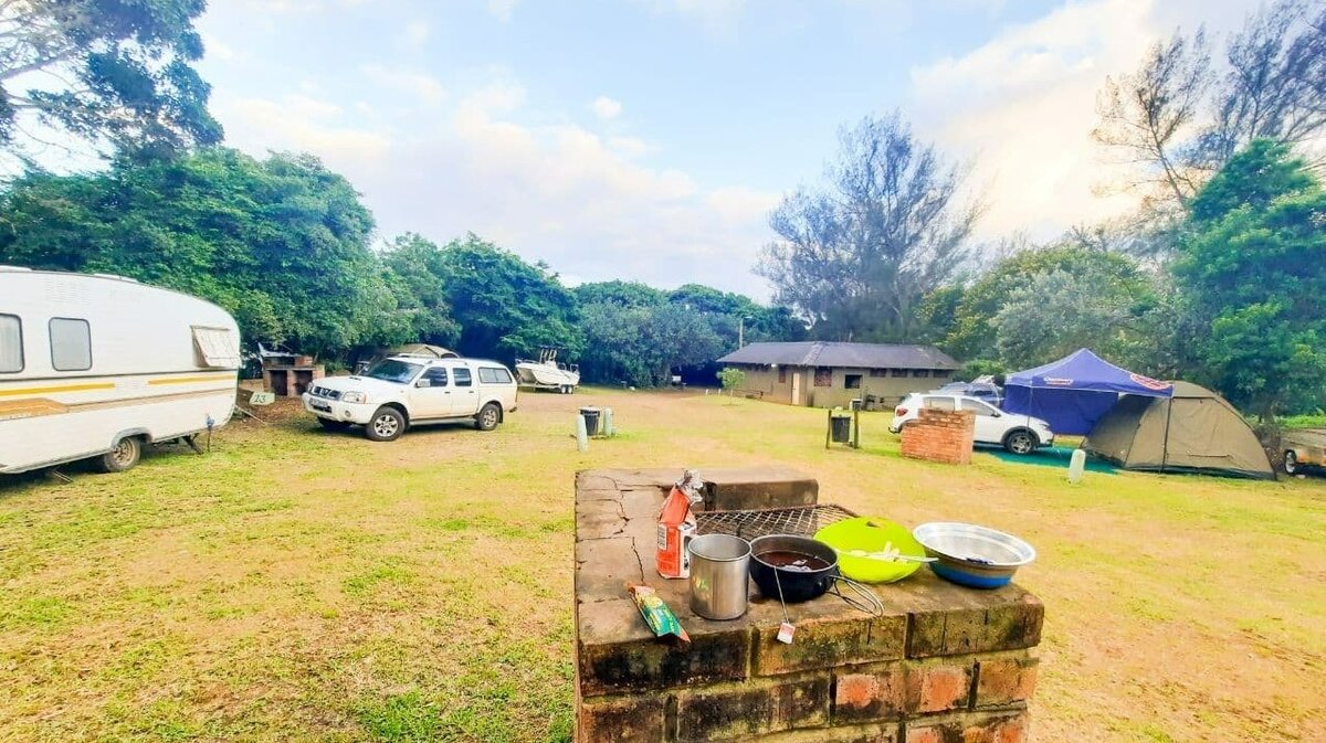 За территорией кемпинга гуляют бегемоты и крокодилы. А в нём только люди )))