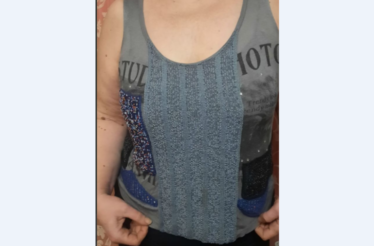   На майку из тонкого трикотажа нашиты детали связанные на спицах с бисером. Света Святец.