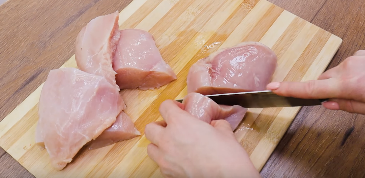 Если вы хотите приготовить вкусное и простое блюдо из куриной грудки, то можно обратить внимание на этот рецепт.