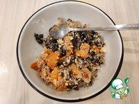     Далее поместить сухофрукты на бумажное полотенце и слегка обсушить. Затем нарезать сухофрукты кусочками. Фундук почистить и слегка обжарить на сухой сковороде или в духовке, затем измельчить в крошку. Соединить нарезанные сухофрукты и ореховую крошку.