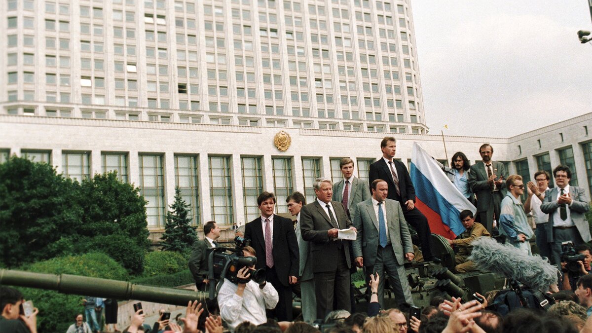 Ельцин с приближенными зачитывает обращение к народу, изображение заимствованно из  https://clck.ru/bgH8C