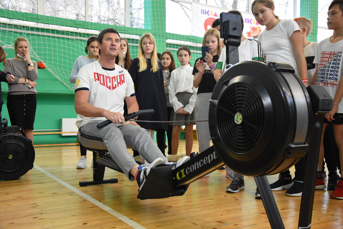 Олимпийский чемпион Алексей Свирин на соревнованиях по гребле-индор в школе 2086