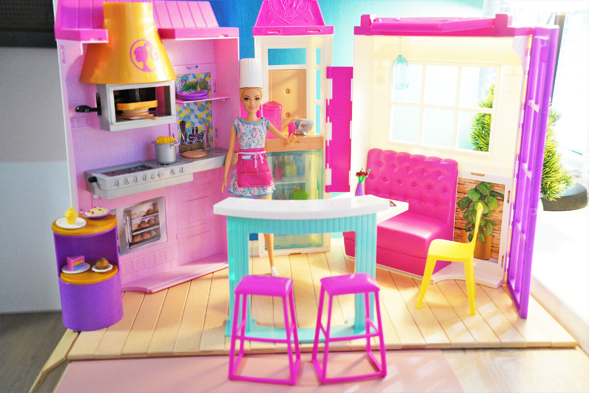 Бистро открыто для посетителей. Повар машет нам, зазывает попробовать коронные блюда. Слева - крутящаяся подставка для десертов и готовых блюд. Дальше (слева-направо): плита и печь, полки, стойка выдачи заказов с кассовым аппаратом и холодильник (под стойкой), место для посетителей, столик с маленьким диванчиком (как в бистро и дайнерах). Прямо напротив повара барная стойка со стульями. Листайте!