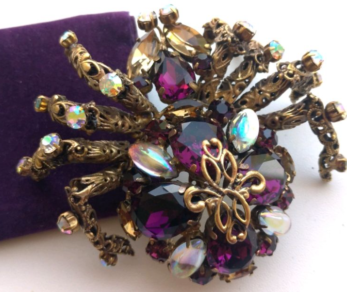 Современная брошь под винтаж