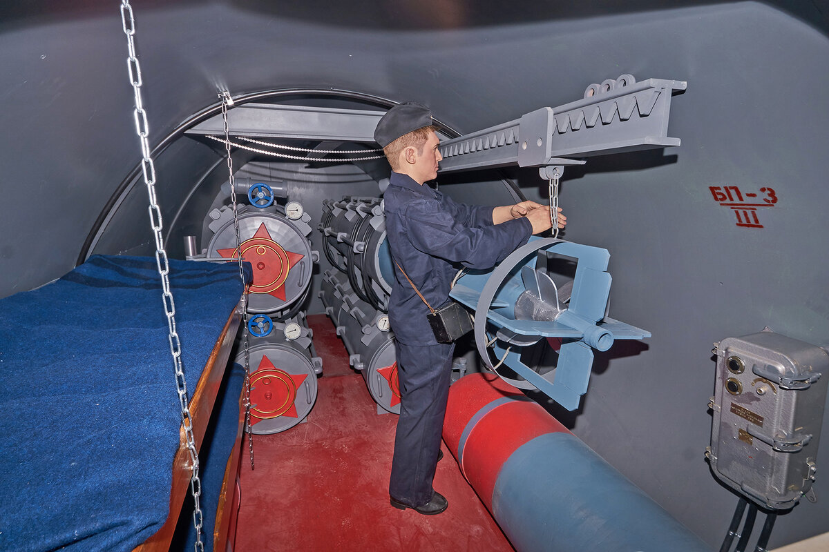 в носовом торпедном отсеке макета подлодки