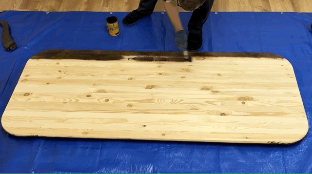 Пропитку я наносил полусухой кистью узкими прогонами вдоль длинной стороны столешницы.