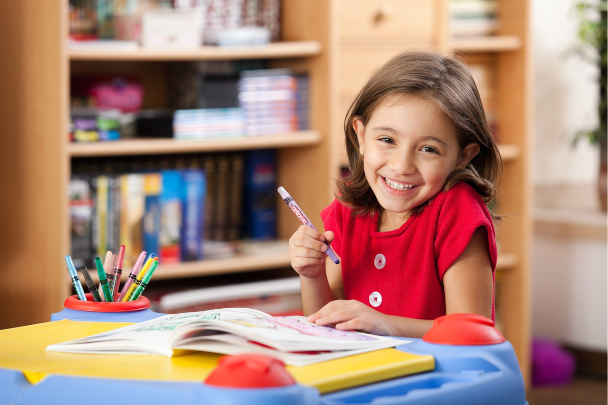 Children studies. Дети занимаются. Английские школьники. Дошкольники изучают английский. Изучение английского для детей.