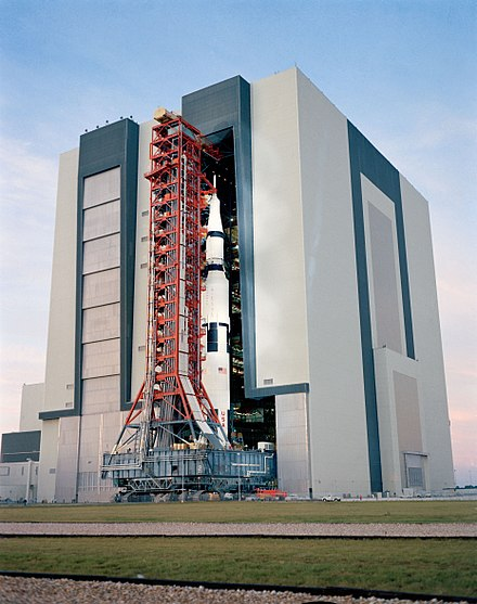 Вывоз Сатурн-5, миссия Аполлон-14. Высота ворот составляет 130 м, башни обслуживания — 120 м, ракеты — 110 м