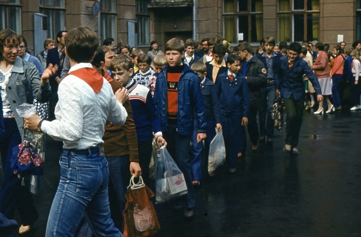 Джинс в 80е в СССР. СССР 80х пионеры лагерь. 80е годы в СССР джинс. Пионерский лагерь 1980е.