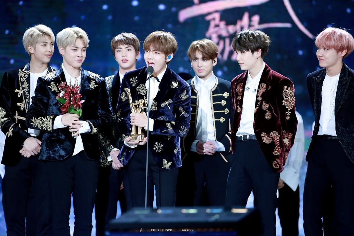 Группа БТС участники. BTS группа корейская. Корейская мальчиковая группа BTS. BTS 2021.