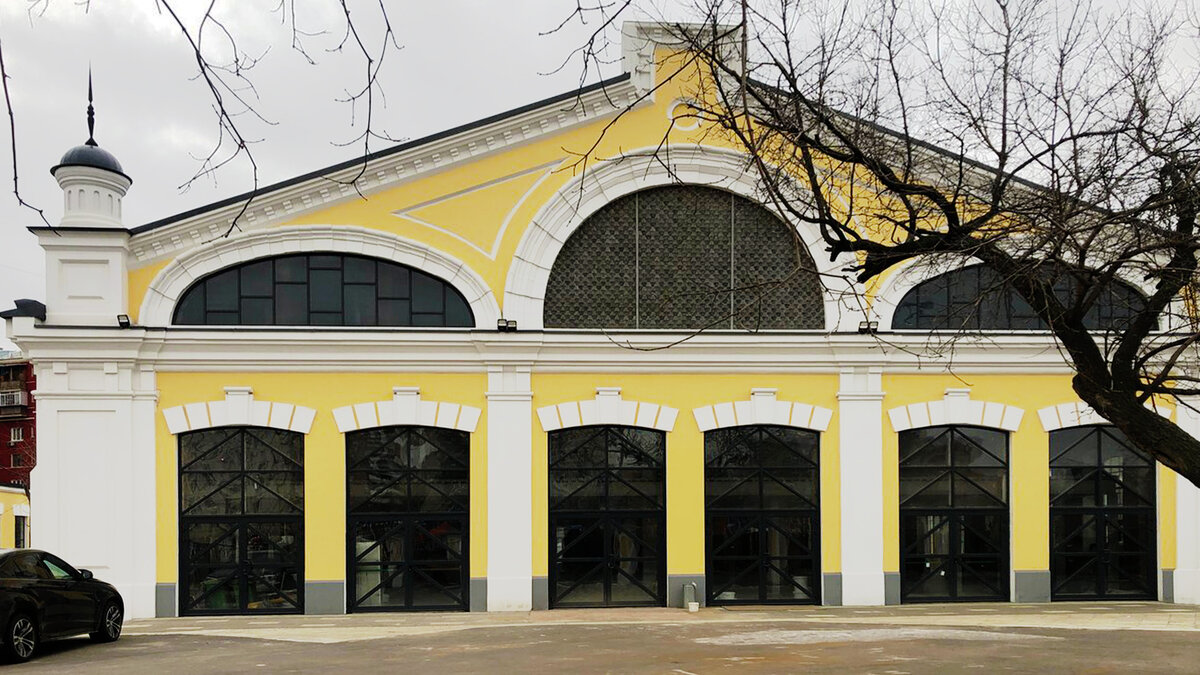 Фасад с треугольным фронтоном