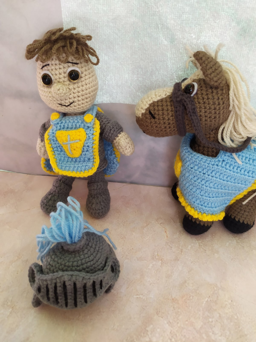 Есть и шлем и одежда у рыцаря.