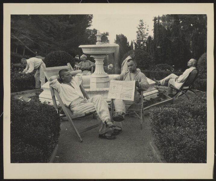 Отдых у фонтана. Аркадий Шайхет, 28 - 30 июня 1925 года, Крымская АССР, г. Ялта, МАММ/МДФ.
