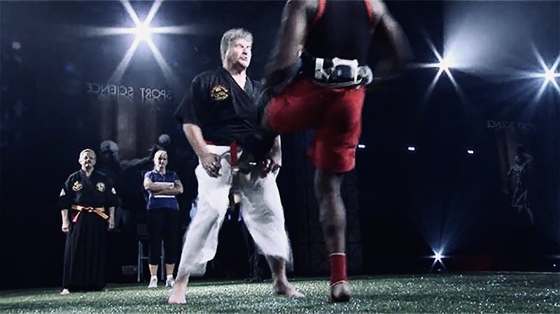 Рекордсмен получает в пах 🤣