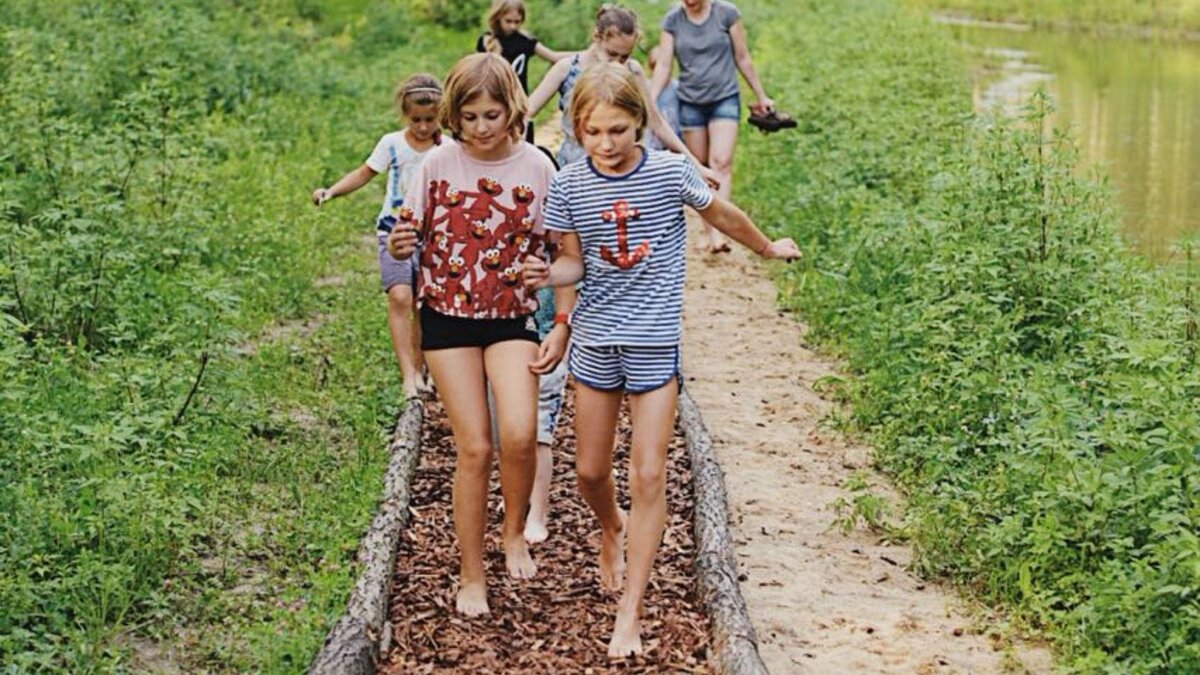 Для здоровья и активностей в глэмпинге есть тропа босых ног, спортплощадка, пруд, столы для пинг-понга, библиотека, настольные игры, костровая зона,  сцена.